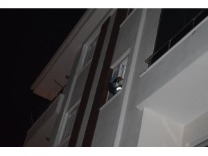 Malatya’da 3’üncü katın penceresinden atlayan genç kız ağır yaralandı