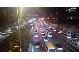 Kısıtlama sonrası İstanbul’da trafik yoğunluğu başladı