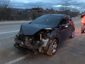 Otomobil park halindeki kar küreme aracına çarptı; 1 yaralı