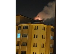 Tuzluca’da bir apartmanın çatısında çıkan yangın paniğe neden oldu