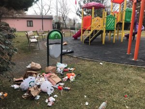 Çocuk parkını çöplüğe dönüştürdüler