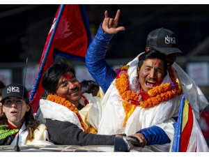 Dünyanın en yüksek 2. noktasına ulaşarak ilke imza atan Nepalli dağcılar ülkelerinde kahraman gibi karşılandı