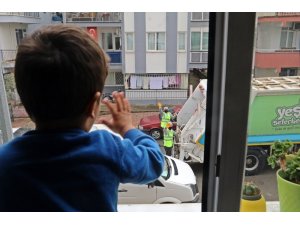 2,5 yaşındaki Yusuf ile çöp kamyonu personelinden yürekleri ısıtan ‘selamlaşma’ dersi