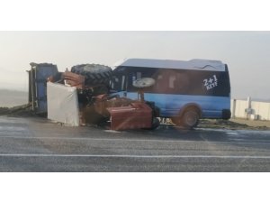 Batman’da tekstil işçilerini taşıyan minibüs traktörle çarpıştı: 15 yaralı