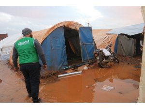 Çadırları su içinde kalan Suriyeli aileler yardım bekliyor