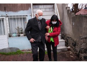 86 yaşındaki adam  korona virüs aşısı oldu