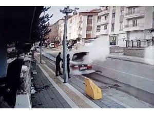Aracı yanan çaresiz sürücünün yardımına polis yetişti, o anlar güvenlik kamerasına yansıdı