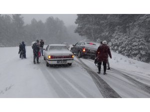 Kazdağları’nda onlarca araç kar nedeniyle mahsur kaldı