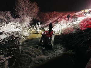 Karlı yolda kayan otomobil dereye uçtu