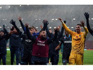 TFF Süper Kupa, Trabzonsporlu futbolcuların ellerinde havalandı