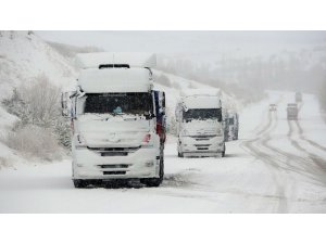 Tokat’ta yoğun kar yağışı ulaşımda aksamalara neden oldu