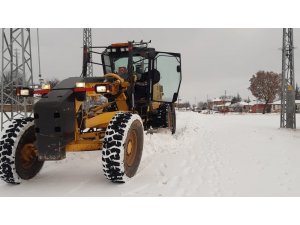 Karla kaplanan köy yolları ulaşıma açıldı