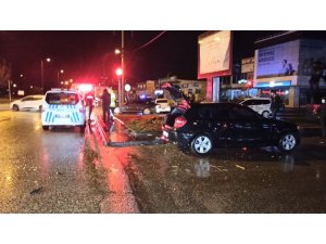 İki otomobil kavşakta çarpıştı; 1 yaralı