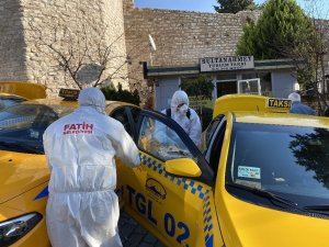 Fatih’te taksi ve taksi durakları korona virüse karşı dezenfekte ediliyor