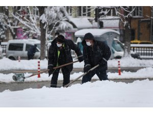 Belediyenin kar temizleme ekipleri sahada