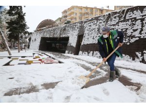 Odunpazarı Belediyesi ekiplerinin karla mücadele çalışmaları