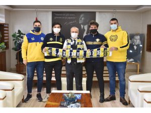 Genç Fenerbahçelilerden Başkan Kayda’ya Fenerbahçe atkısı