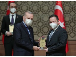 Altay Tayfun Özcan ödülünü Cumhurbaşkanı Erdoğan’ın elinden aldı