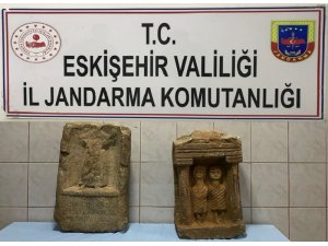 Tarlalarını sürerken buldukları Roma dönemine ait mezar taşlarını satmak isteyen 2 kişi gözaltına alındı