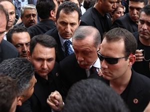 Başbakan Erdoğan Soma'da  markete sığındı