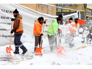 Aksaray’da karla mücadele ekipleri çalışmalarını aralıksız sürdürüyor