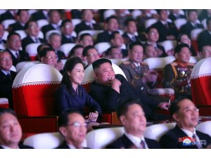 Kuzey Kore lideri Kim Jong-un’un eşi 1 yıl sonra ilk kez kamuoyu önünde