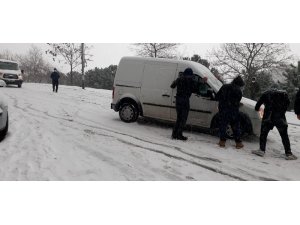 Karda kayan arabalarını böyle kurtarmaya çalıştılar