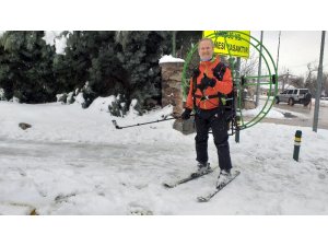 Paramotorla karların üzerinde kayak yaparak evine gidiyor