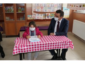 Siirt Valisi Hacıbektaşoğlu, köy okullarında öğrencilerle buluştu