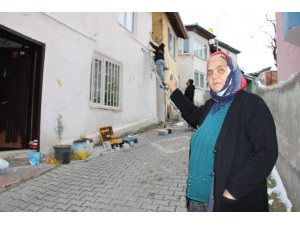 Yaşlı kadın, kredi çekip sokağa güvenlik kamerası taktırdı