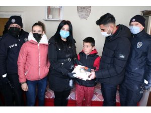 Yozgat’ta öğrencinin tablet isteğini polisler karşıladı