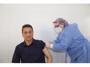 Sinop Valisi Karaömeroğlu korona aşısının ilk dozunu yaptırdı