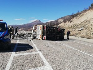 Devrilen kamyon Adıyaman-Gölbaşı yolunu trafiğe kapattı