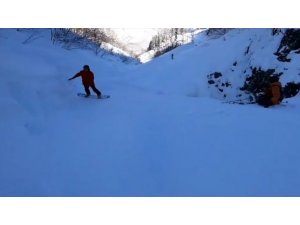 Rusya’da kayak yapan genç 8 metrelik kuyuya düştü
