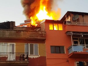 Hisarcık’ta çıkan yangında iki binanın çatı katı zarar gördü