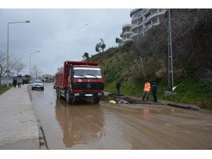 Sinop’ta yol çöktü, su borusu patladı
