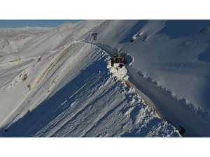 Kar kalınlığının 3 metreyi bulduğu köy yolunda zorlu çalışma