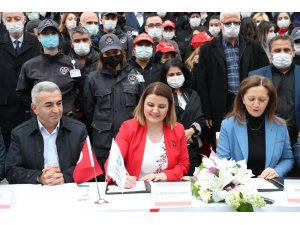 İzmit Belediyesi’nde toplu iş sözleşmesi imzaladı