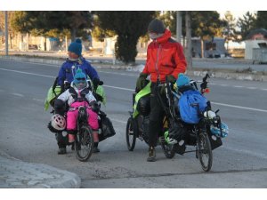 Bisikletleriyle dünya turuna çıkan iki çocuklu Fransız çift Beyşehir’de