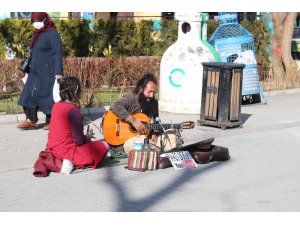 Sokak müzisyeni Eskişehirlilere pandemiyi unutturdu