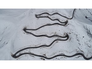 Şırnak’taki 2 bin 230 rakımlı Tanin Geçidinde yılan gibi kıvrılan keskin virajlar, görenleri hayran bıraktı
