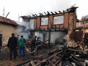 Mangal yaparken 2 katlı evini yaktı