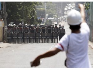 Myanmar’da protestoculara ateş açıldı
