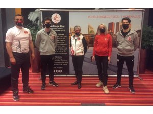 Buz pateni sporcularının gözü madalyada