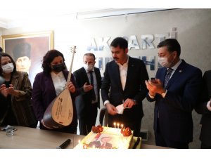 Bakan Kurum Kırşehir’de Cumhurbaşkanı Erdoğan’ın fotoğrafının olduğu pastayı kesti