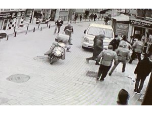 Beşiktaş’ta nefes kesen kovalamaca: Polisten kaçan şüpheliye vatandaştan darp kamerada