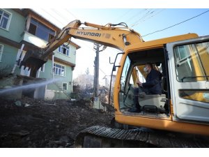Kocaeli’de hasarlı binaların yıkım çalışması sürüyor