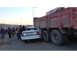Kırıkkale’de otomobil kamyona ok gibi saplandı: 2 yaralı