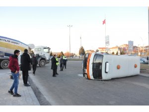 Karaman’da beton mikseri ile çarpışan minibüs devrildi