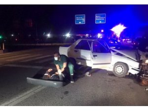 Otomobil direğe çarptı: 3 Yaralı